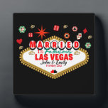 Placa Expositora Pareja casada en Las Vegas que coincide con vacaci<br><div class="desc">Este diseño es especial para parejas que se han casado en Las Vegas. Un diseño a todo color que si lo usas recibirás miles de cumplidos. Úsalo con tu esposo-esposa y crea momentos inolvidables en Las Vegas Nevada</div>