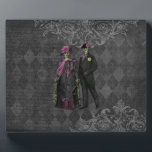 Placa Expositora Pareja de esqueleto de Halloween<br><div class="desc">Una pareja de skeleton de Halloween elegante y educada sobre un fondo negro chic y chic.</div>