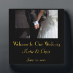 Placa Expositora Pareja de matrimonio romántica y elegante sostenie<br><div class="desc">Bienvenidos a nuestra placa boda. Una fotografía romántica y elegante de una pareja tomándose de la mano. La imagen se centra en las manos de las parejas amadas, mientras llevan su elegante atuendo boda. Ella en su vestido boda y él en su tux. Personalice con sus propios detalles de boda....</div>
