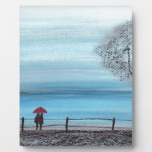 Pareja enamorada de paraguas rojos