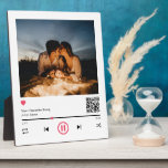 Placa Expositora Pareja única de código QR personalizado Cualquier<br><div class="desc">Diseño moderno y elegante impreso Pareja Única Código QR Personalizado Cualquier placa de fotografía de canción que se pueda personalizar con el texto. Haga clic en el botón "Personalizar" y utilice nuestra herramienta de diseño para modificar esta plantilla. Si desea cambiar la ubicación del marcador de tiempo, utilice la barra...</div>