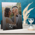 Placa Expositora Parejas de Fotos de Boda de Amor Moderno<br><div class="desc">Celebre su amor de una manera moderna y hermosa con esta placa de monograma de parejas de fotos de boda personalizadas Modern Love: un recuerdo personalizado diseñado para mostrar su momento más significativo. Con su foto de pareja favorita combinada con un monograma limpio y elegante, esta placa convierte su historia...</div>