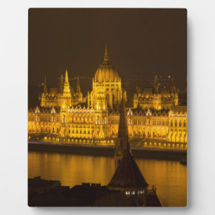 Placa Expositora Parlamento húngaro Budapest por noche