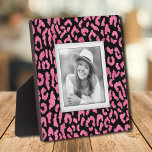 Placa Expositora Patrón de Leopardo Negro Rosado Fotografía sin mar<br><div class="desc">Hecho para parecer dimensional, un patrón de leopardo rosa y negro caliente crea un hermoso marco para tu foto favorita en esta placa de mesa con un caballete integrado. La imagen se coloca directamente en el panel de soporte para una imagen asombrosamente nítida con una superficie limpia y fácil de...</div>