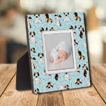 Placa Expositora Patrón de Perro Cachorro Cachorro Foto Familiar Si<br><div class="desc">Hecho para parecer dimensional, un lindo patrón de cachorro perro en un fondo azul crea un marco divertido para nuestra foto favorita en esta placa de mesa con un caballete incorporado. La imagen se coloca directamente en el panel de soporte para una imagen asombrosamente nítida con una superficie limpia y...</div>