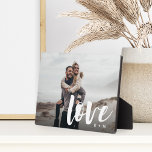 Placa Expositora Película de amor Superposición de parejas personal<br><div class="desc">Crea un toque dulce de tu boda,  luna de miel o momento especial con esta placa fotográfica que es perfecta para parejas. Añada una foto favorita,  con "amor" colocado en el rotulador casual y las iniciales debajo.</div>