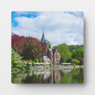 Placa Expositora Pequeño castillo cerca del lago en Brujas, Bélgica