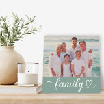 Placa Expositora Personalizado de escritura de amor familiar foto v<br><div class="desc">La decoración de la casa de mesa personalizado incluye una foto familiar favorita con un diseño minimalista de superposición de tipografía blanca "familiar" que incluye detalles elegantes de flor y corazón. Tenga en cuenta que el fondo de color verde gris y el texto blanco se pueden personalizar. ¡Una idea única...</div>