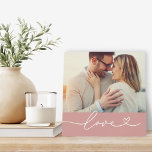 Placa Expositora Personalizado de escritura del corazón amoroso fot<br><div class="desc">La decoración de la mesa de bodas personalizada incluye una foto favorita con un diseño superpuesto mínimo de tipografía blanca de "Amor" que incluye detalles floridos y cardíacos. Cabe destacar que el fondo color rosa y el texto blanco del color "subió" silenciado se pueden personalizar. Una idea de regalo única...</div>