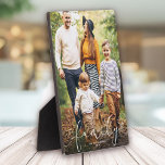 Placa Expositora Personalizado de familia Foto guión moderno para e<br><div class="desc">placa fotográfica personalizado con diseño de escritura cardíaca moderna que lee FAMILIA junto a sus nombres y año.</div>