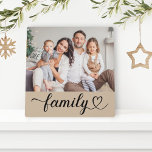 Placa Expositora Personalizado de guión de amor familiar foto gris<br><div class="desc">La decoración de la casa de mesa personalizado incluye una foto familiar favorita con un diseño minimalista de superposición de tipografía blanca "familiar" que incluye detalles elegantes de flor y corazón. Nota: el fondo de color gris neutro y el texto blanco se pueden personalizar. ¡Una idea única para tus seres...</div>