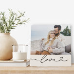 Placa Expositora Personalizado de guiones de amor Boda blanco suave<br><div class="desc">La decoración de la mesa de bodas personalizada incluye una foto favorita con un diseño superpuesto mínimo de tipografía blanca de "Amor" que incluye detalles floridos y cardíacos. Cabe destacar que el fondo blanco suave / marfil claro y el texto blanco se pueden personalizar. Una idea de regalo única para...</div>