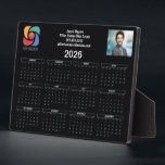 Placa Expositora Personalizado logotipo de negocios 2026 Calendario<br><div class="desc">Esta placa en blanco y negro del calendario empresarial está hecha personalizado con el nombre profesional de su empresa y los datos de contacto de su oficina en blanco y negro. Esta placa de calendario de moda muestra su logo en un lado de la parte superior y la foto profesional...</div>