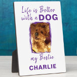 Placa Expositora Personalizado mascota de fotos perro nombre morado<br><div class="desc">Añada un toque reconfortante a cualquier habitación con nuestro "Life is Better with a Dog" Tabletop Plaque con Easel! Esta encantadora placa es perfecta para los amantes del perro, con un diseño elegante y una encantadora cita para alegrar tu casa. Ya sea en tu escritorio, estante o manto, te da...</div>