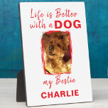 Placa Expositora Personalizado mascota de fotos perro nombre rojo b<br><div class="desc">Añada un toque reconfortante a cualquier habitación con nuestro "Life is Better with a Dog" Tabletop Plaque con Easel! Esta encantadora placa es perfecta para los amantes del perro, con un diseño elegante y una encantadora cita para alegrar tu casa. Ya sea en tu escritorio, estante o manto, te da...</div>