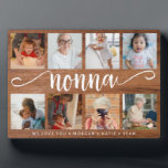 Placa Expositora Personalizado moderno de madera rústica foto regal<br><div class="desc">Una placa fotográfica moderna y de moda diseñada con fotos personalizadas y un guion caligráfico tipo "nonna" en fondo rústico de madera perfecto como regalo para tu no-na. (Foto cortesía de Unsplash. Por favor,  reemplácelo por el suyo propio.)</div>