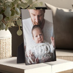 Placa Expositora Personalizado moderno foto Papi y nombre del bebé<br><div class="desc">Hermoso conservador de fotos moderno y mínimo personalizado para papás y nuevos papás. El diseño presenta una foto completa con "DADDY &" que se muestra sobre la foto en una opacidad blanca clara y personalizada con el nombre de su hijo o hija. Haz un gran regalo para el Día del...</div>