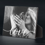 Placa Expositora Personalizado Pareja Foto Manejo de la foto Amor<br><div class="desc">Personalice esta foto en placa con la suya para un regalo reflexivo. Guión elegante,  moderno y único para la palabra "Amor" con largos crujidos de cola.</div>
