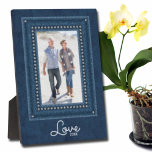 Placa Expositora Pestaña de comensales integrada de borde Denim<br><div class="desc">Un falso marco de jean azul tupido en cristal sobre un fondo profundo de denim con cualquier texto en letras de moda resalta tu foto favorita. ¡CAMBIAR la redacción, las fuentes y el color de fuente también! Ideal como regalo o para mostrar tu foto favorita en tu propia casa. **Plantilla...</div>