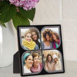 Placa Expositora Pétalo de flor de rosca retro 4 Collage de fotos n<br><div class="desc">Elegante visualización de fotos en negro y gris con collage retro de fotos al estilo del molino. La plantilla de fotos está configurada para agregar 4 de sus fotos favoritas, que se muestran automáticamente en las formas de pétalo de flores. Si tiene algún problema con la colocación de imágenes, intente...</div>