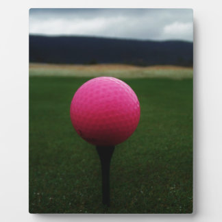 Placa Expositora Pink Golf Ball en un campo de golf de montaña