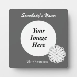 Placa Expositora Plantilla de cinta de flores blancas por Kenneth Y