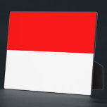 Placa Expositora Plaque con bandera de Indonesia<br><div class="desc">¡Celebren el orgullo nacional con esta placa de bello diseño que muestra la bandera de Indonesia! Esta elegante placa captura la audaz simplicidad de la bandera indonesia, convirtiéndola en una pieza perfecta para exhibir patriotismo en casa, en la oficina o en eventos públicos. Con su claro y llamativo esquema de...</div>
