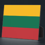 Placa Expositora Plaque con bandera de Lituania<br><div class="desc">¡Muestre su orgullo lituano con esta elegante placa con la emblemática bandera de Lituania! Diseñada con atención a los detalles, esta placa sirve como una pieza decorativa y significativa que celebra la rica herencia de Lituania. Los colores vivos de la bandera lituana -amarillo, verde y rojo- se exhiben de manera...</div>