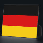 Placa Expositora Plaque de Bandera Alemana<br><div class="desc">¡Mejore su decoración con nuestra placa con bandera de Alemania! Esta placa, elaborada con meticulosa atención a los detalles, es más que una simple pieza decorativa; es una celebración del patrimonio alemán y del orgullo nacional. El audaz diseño exhibe orgullosamente los elementos icónicos de la bandera alemana, que simbolizan la...</div>