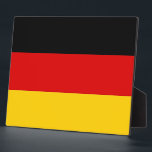 Placa Expositora Plaque de Bandera Alemana<br><div class="desc">¡Mejore su decoración con nuestra placa con bandera de Alemania! Esta placa, elaborada con meticulosa atención a los detalles, es más que una simple pieza decorativa; es una celebración del patrimonio alemán y del orgullo nacional. El audaz diseño exhibe orgullosamente los elementos icónicos de la bandera alemana, que simbolizan la...</div>