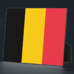 Placa Expositora Plaque de bandera belga<br><div class="desc">Añada un toque distinguido a su decoración de casa o de oficina con nuestra placa exclusiva con la bandera de Bélgica! Esta placa, elaborada con meticulosa atención a los detalles, es más que sólo un objeto decorativo; es una celebración de la vibrante cultura e historia de Bélgica. El impresionante diseño...</div>