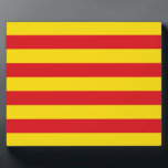 Placa Expositora Plaque de bandera de Cataluña<br><div class="desc">¡Celebren la identidad y el orgullo catalanes con esta placa patriótica que muestra la vibrante bandera de Cataluña! Esta llamativa exhibición muestra las audaces franjas rojas y amarillas del Senyera, un poderoso símbolo de la historia, cultura e identidad regional de Cataluña. Ya sea que esté decorando su casa, oficina o...</div>