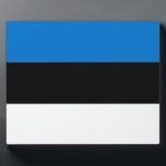 Placa Expositora Plaque de bandera de Estonia<br><div class="desc">¡Celebren el patrimonio estonio con elegancia y orgullo usando esta hermosa placa con la bandera de Estonia! Esta llamativa placa decorativa muestra la icónica tricolor horizontal azul, negro y blanco, que simboliza el cielo, el suelo y la búsqueda de la libertad de Estonia. Diseñada para honrar la identidad nacional, esta...</div>