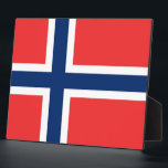 Placa Expositora Plaque de bandera de Noruega<br><div class="desc">Añada un toque de orgullo noruego a su casa o decoración de su oficina con nuestra placa exclusiva con la bandera de Noruega. Esta placa, elaborada con meticulosa atención a los detalles, es más que sólo un objeto decorativo; es una celebración de la rica herencia e identidad cultural de Noruega....</div>