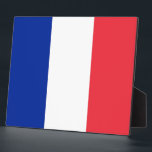 Placa Expositora Plaque de bandera francesa<br><div class="desc">Mejora tu decoración con nuestra placa con la bandera de Francia. Diseñada con meticulosa atención a los detalles, esta placa es más que una simple pieza decorativa; es una celebración de la herencia francesa y el orgullo nacional. El audaz diseño exhibe orgullosamente los elementos icónicos de la bandera francesa, que...</div>