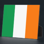 Placa Expositora Plaque de bandera irlandesa<br><div class="desc">Mejora tu decoración con nuestra placa con bandera de Irlanda. Diseñada con meticulosa atención a los detalles, esta placa es más que una simple pieza decorativa; es una celebración del legado irlandés y el orgullo nacional. El audaz diseño exhibe orgullosamente los elementos icónicos de la bandera irlandesa, que simbolizan la...</div>
