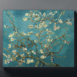 Placa Expositora Plaque de flores de almendra<br><div class="desc">La flor de almendra de Vincent van Gogh Almond Blossom fue pintada en 1890 en honor a un evento especial en la vida de Vincent. El 31 de enero, el hermano de Vincent, Theo, y su esposa Johanna, tuvieron un hijo, y lo llamaron Vincent Willem. Vincent pintó esta rama de...</div>
