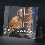 Placa Expositora Plaque de graduación de COLOR EDITABLE, orgullosam<br><div class="desc">Gran interés en recordar este hito especial en la vida. El color de fondo se puede personalizar en línea! Puede encontrar artículos coincidentes en nuestro sitio web: www.berryberrysweet.com o bajo petición.</div>