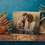 Placa Expositora Plaque de mesa con caballete<br><div class="desc">Una simple foto rústica de pareja recién casados con fecha boda.Personalizar con su foto favorita.</div>