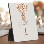 Placa Expositora Plaque de mesa con caballete<br><div class="desc">¡Podemos Esperar Los Números De La Mesa! Este oso pequeño espera al gran fiesta bebé, sentado en un globo de aire caliente construido con globos rosados y crema. Las acuarelas caprichosas y la tipografía moderna complementan el diseño. Personalice esta bonita invitación de Bear Baby Shower con los detalles de su...</div>