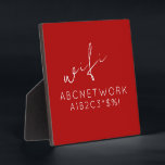 Placa Expositora Plaque de Rótulo de contraseña WiFi rojo de estilo<br><div class="desc">Mantén a tus huéspedes conectados con esta elegante placa de señalización de contraseña WiFi. Esta placa, con su atrevido fondo rojo y su moderna tipografía, es la incorporación perfecta a cualquier casa u oficina. El tamaño de 5, 25x5, 25 y el caballete incluido hacen que sea fácil de mostrar en...</div>