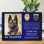 Placa Expositora Policía K9 Oficial de Jubilación Dog Aplicación de<br><div class="desc">Honra a tu mejor pareja y perro policía por sus dedicados años de servicio con esta placa fotográfica de apreciación de la jubilación de perros de la policía. Personalice con la foto, el nombre, el mensaje personal, las fechas de servicio y los años de servicio de su oficial K9. También...</div>