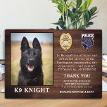 Placa Expositora Policía K9 Oficial de Retirada Policía Perro<br><div class="desc">Honra a tu mejor pareja y perro policía por sus dedicados años de servicio con esta placa fotográfica de apreciación del retiro de perros de la Línea Azul. Personalice con la foto, el nombre, el mensaje personal, las fechas de servicio y los años de servicio de su oficial K9. También...</div>