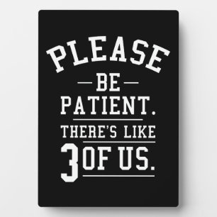 Placa Expositora Por favor, ten paciencia, somos como 3 de nosotros