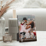 Placa Expositora Por siempre | Foto de Boda o aniversario<br><div class="desc">Crea un dulce sabor de tu boda,  luna de miel o momento especial con esta hermosa placa personalizado perfecta para parejas. Añada una foto favorita con "Forever" colocada en elegantes letras blancas,  y sus nombres y/o fecha de aniversario de boda debajo.</div>