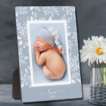 Placa Expositora Portafoto de Blue Picture Easel Back Frameless<br><div class="desc">Este encantador tabletop easel presenta su foto favorita rodeada de un hermoso borde de follaje blanco, puntos y bayas sobre un fondo azul pálido. CAMBIAR el color de fondo para COINCIDIR con la foto. CAMBIAR el texto AMAR a cualquier cosa - CONSEJO: poner el texto entre los dos cuadrados para...</div>