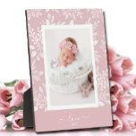 Placa Expositora Portafoto de Easel Pink Frameless<br><div class="desc">Placa de mesa con un caballete empotrado presenta tu foto favorita rodeada de un hermoso borde de follaje blanco, puntos y bayas sobre un fondo rosa pálido. CAMBIAR el color de fondo para COINCIDIR con la foto. CAMBIAR el texto AMAR a cualquier cosa - CONSEJO: poner el texto entre los...</div>