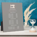 Placa Expositora Precio de la máquina de coser de oro Seamstress Gr<br><div class="desc">El diseño subestimado muestra sus servicios, la lista de precios o la información comercial bajo el ilustracion de una máquina de coser vintage en oro falso sobre un fondo gris y su nombre o nombre comercial. Incluye tres encabezados de personalizable y campos de texto de cuerpo. Para ajustar el diseño,...</div>
