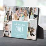 Placa Expositora Primer Collage de fotos de cumpleaños<br><div class="desc">Un collage de cinco fotos del primer cumpleaños de tu hijo muestra su nombre, cumpleaños y el mensaje "¡Qué divertido hacer uno!" con letras blancas de moda se coloca directamente en el panel de trabajo para una imagen asombrosamente nítida con una superficie limpia y fácil de borrar. Tabletop, en una...</div>