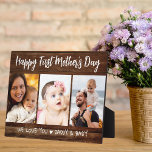 Placa Expositora Primer Día de la Madre 3 Collage de fotos Madera O<br><div class="desc">Placa fotográfica del día de la madre -plantilla de foto rústica para personalizar con 3 fotos como un recuerdo memorable del primer regalo de la madre de la nueva madre.</div>